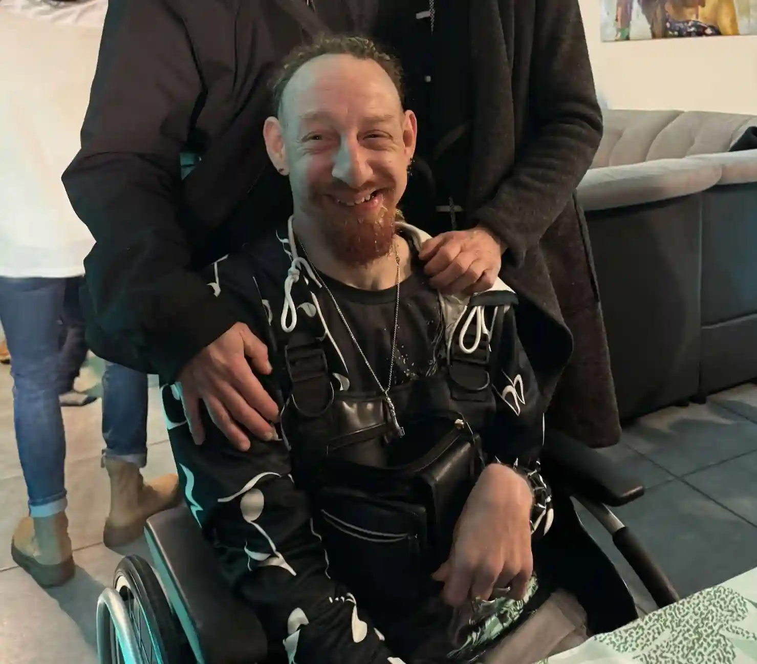 Mika, cliente satisfecho del masaje terapéutico adaptado para hemiplejía — Dayanesthetic Sevilla